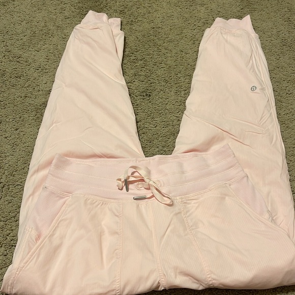 Lululemon Dance Studio Jogger Lined MR Strawberry Milkshake SZ 6 Sold Out - Picture 8 of 9